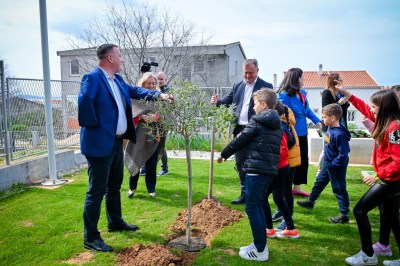 Predstavljen kišni vrt uređen kroz projekt STREAM: Djeca Područne škole na Ploči posadila cvijeće uz moto „I mi smo posadili cvijet za bolji svijet“